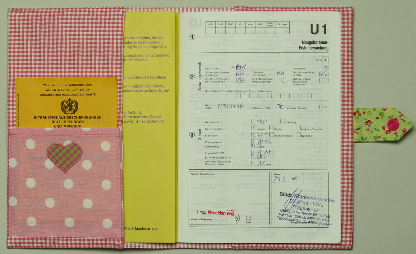 UHeftHülle Nr. 02 Hinter und Vorderseite (oben) sowie Innenansicht mit und ohne UHeft und